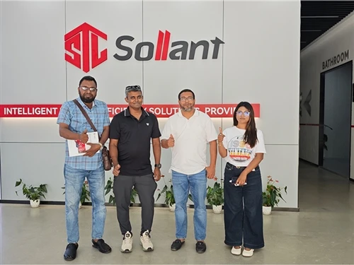 El client de Bangla Desh recorre una gran distància per visitar la fàbrica So...